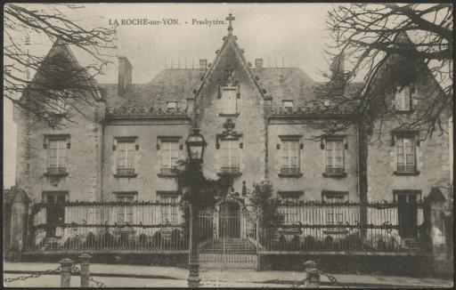 La façade du presbytère donnant sur la place Gouvion / Mme Milheau phot. (vue 1).